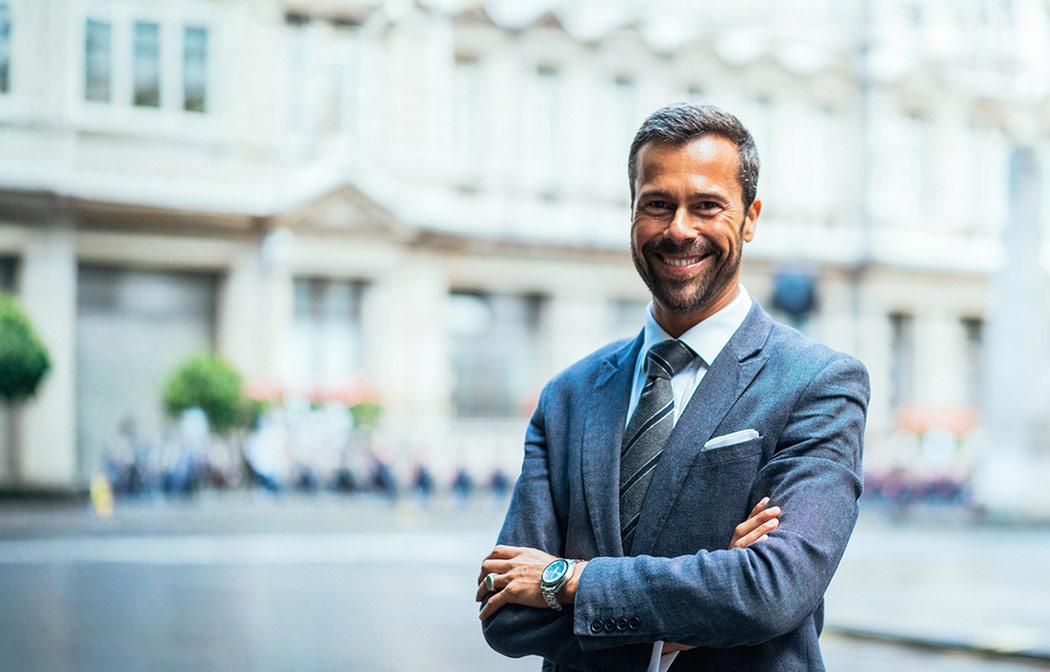 Uomo d'affari a Londra sorride.